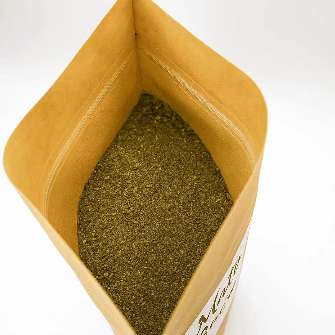 Gros plan sur sachet de maté brésilien – détail du packaging et de la couleur vert vif